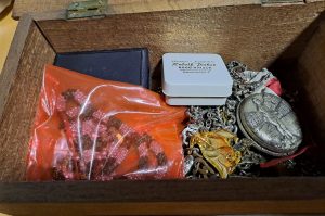 Schrank mit Flohmarktwaren WZ