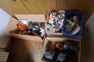 Schrank mit Flohmarktwaren WZ