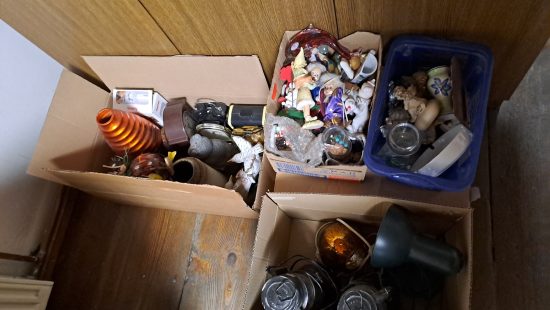 Schrank mit Flohmarktwaren WZ