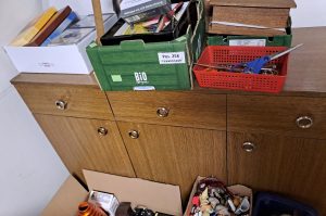 Schrank mit Flohmarktwaren WZ