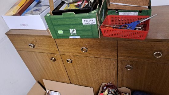 Schrank mit Flohmarktwaren WZ