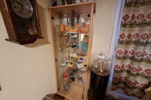 Vitrinenschrank mit Inhalt OG