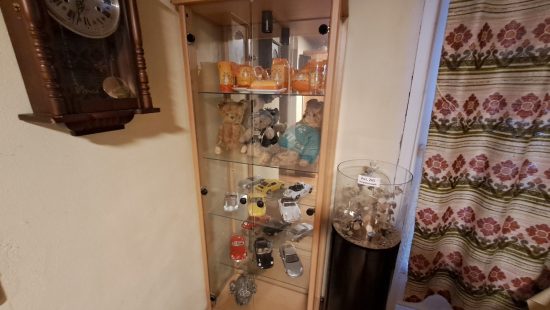 Vitrinenschrank mit Inhalt OG