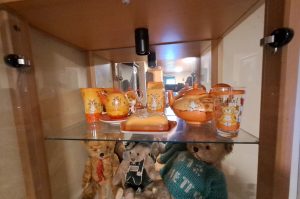 Vitrinenschrank mit Inhalt OG