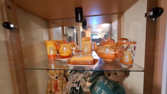 Vitrinenschrank mit Inhalt OG