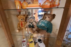 Vitrinenschrank mit Inhalt OG