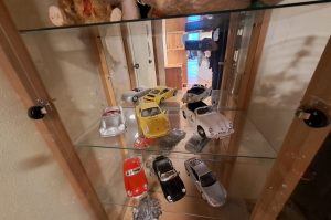 Vitrinenschrank mit Inhalt OG