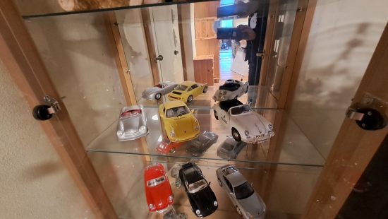Vitrinenschrank mit Inhalt OG