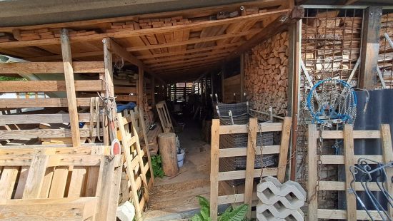 Kompletter Schuppen mit Brennholz