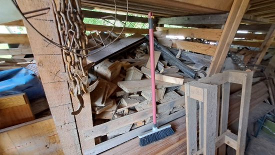 Kompletter Schuppen mit Brennholz