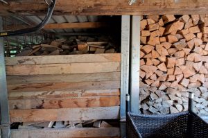 Kompletter Schuppen mit Brennholz