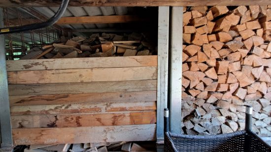 Kompletter Schuppen mit Brennholz