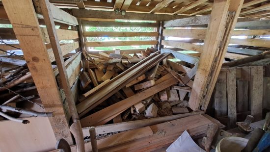 Kompletter Schuppen mit Brennholz