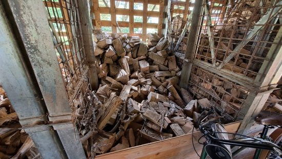 Kompletter Schuppen mit Brennholz