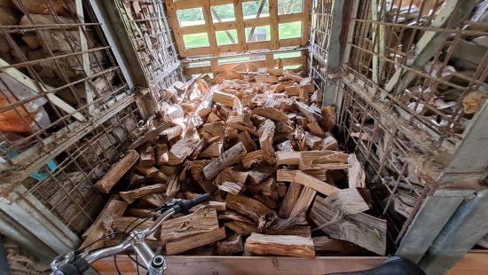 Kompletter Schuppen mit Brennholz