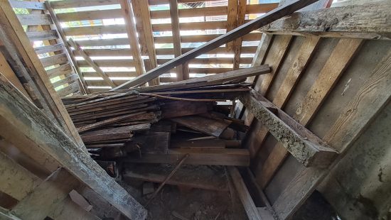 Kompletter Schuppen mit Brennholz