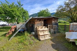 Kompletter Schuppen mit Brennholz