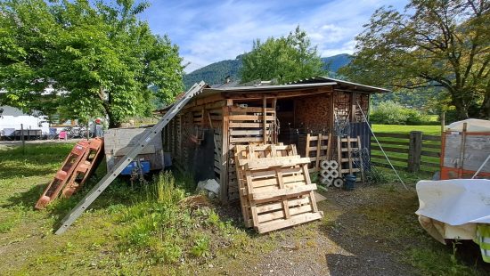 Kompletter Schuppen mit Brennholz