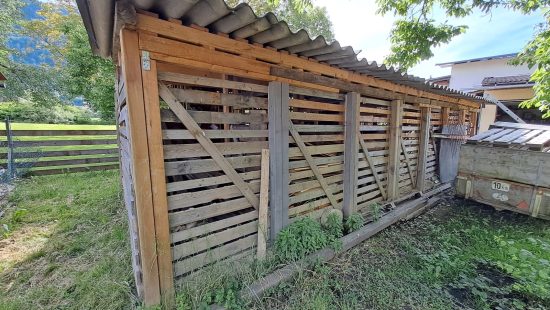 Kompletter Schuppen mit Brennholz