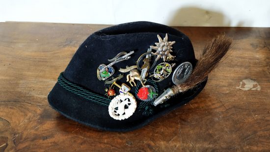 Sammler Hut mit Abzeichen