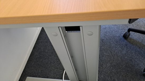 Schreibtisch R032