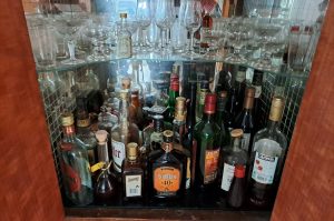 Barschrank inkl. Inhalt VZ